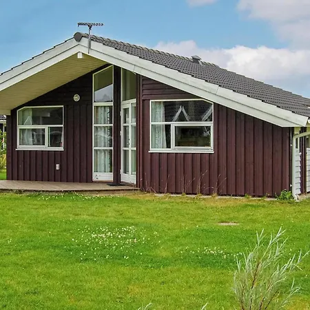 2 Bedroom Amazing In Juelsminde Holiday home